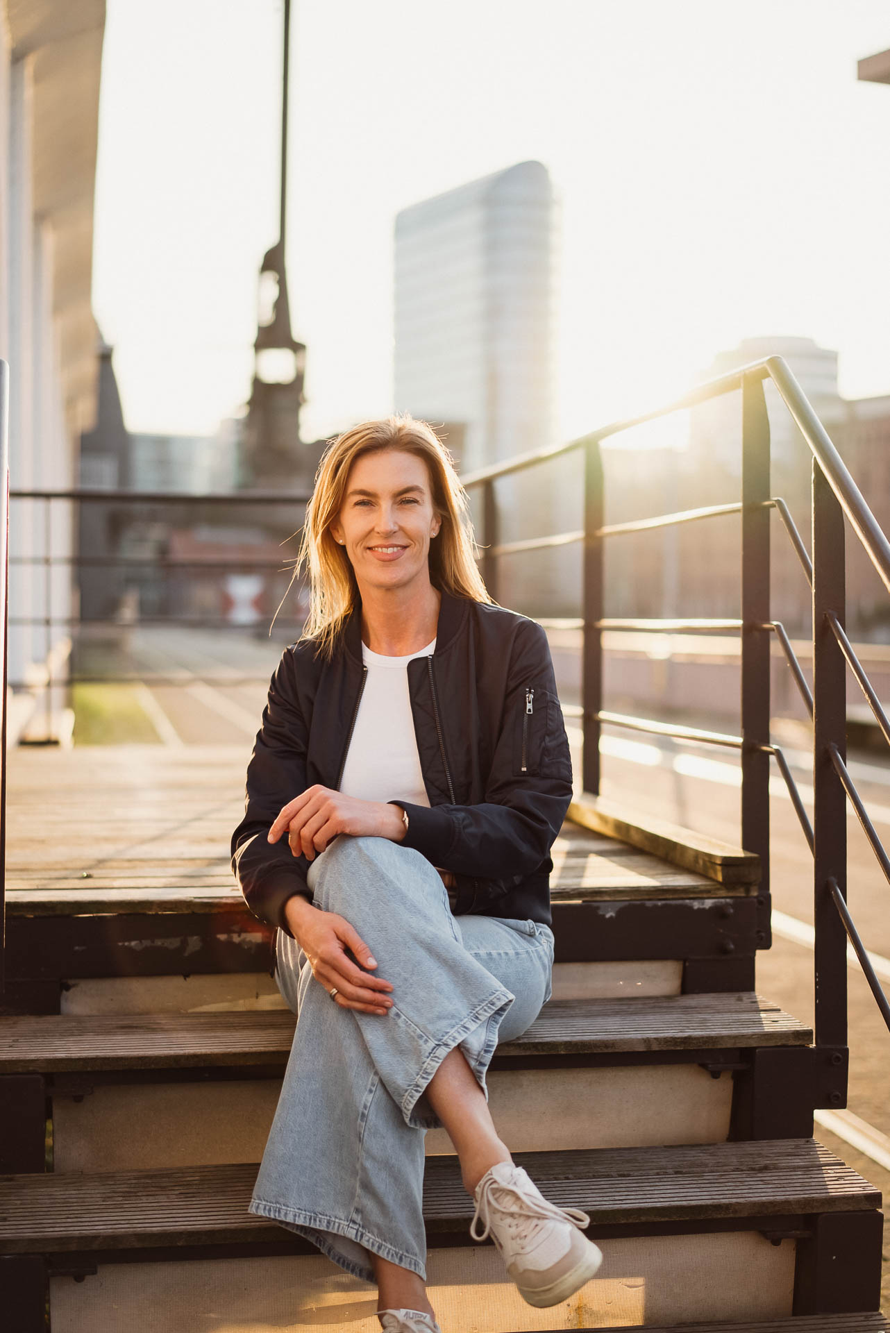 Dr. Verena Wölkhammer auf einer Außentreppe.