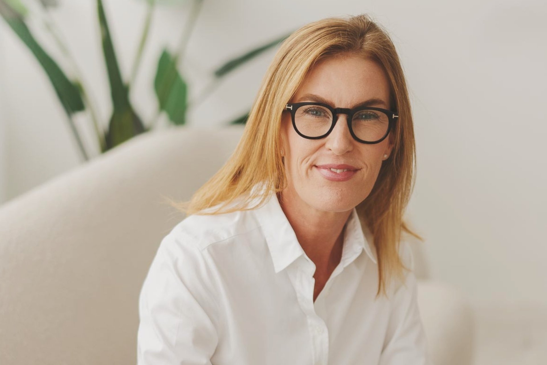 Dr. Verena Wölkhammer im Gesprächskontext mit Brille.